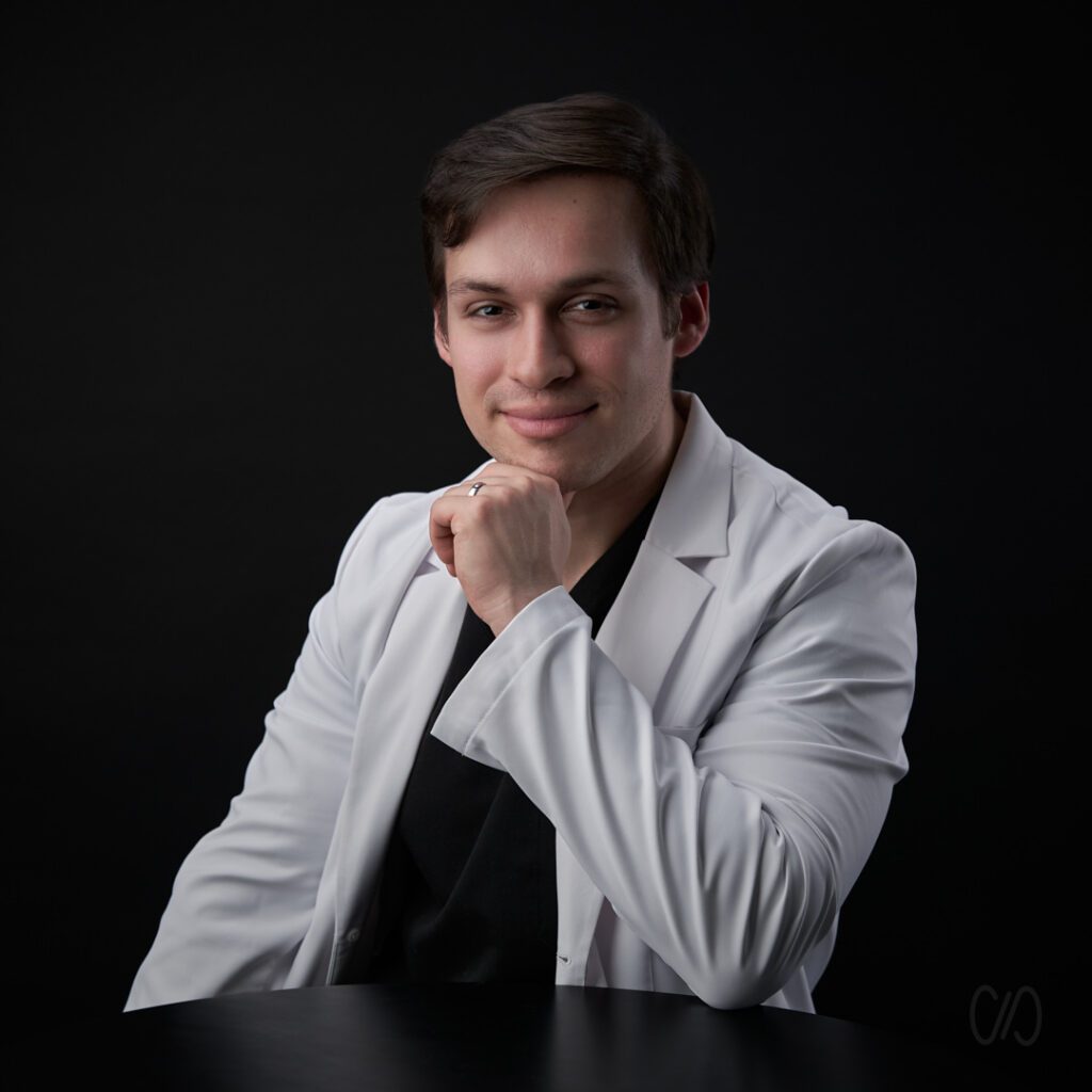 Doctor en foto de Linkedin con bata blanca en estudio de retrato en Monterrey