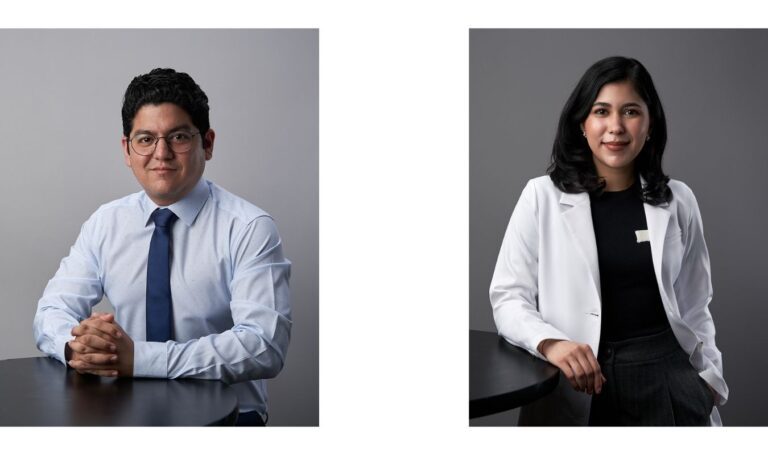 Ideas de pose recargado en mesa como segunda idea para 10 Poses para foto Profesional en Monterrey