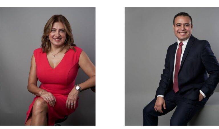 Ejemplo de poses sentado para foto ejecutiva