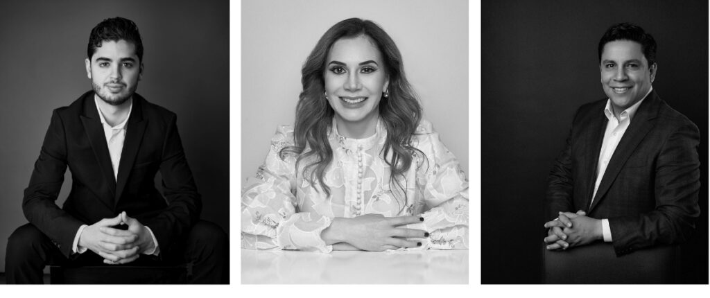 Tres personas posando para foto de perfil en linkedin en blanco y negro