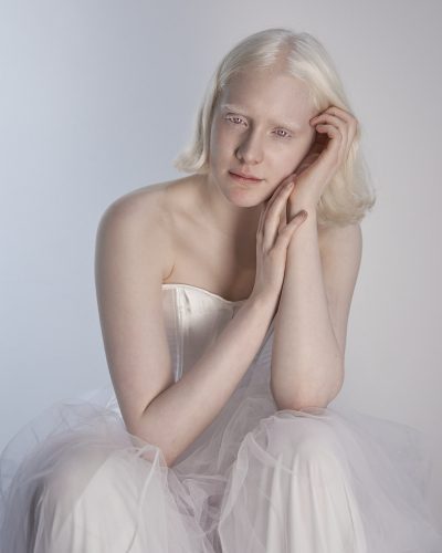 7 Tips de Retrato para Lucir más Joven en este Retrato de Joven albina sin maquillaje vestida de blanco